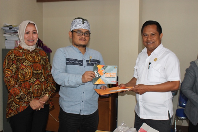 Penghargaan kepada DPRD Kab Garut atas ikut serta menyukseskan Pemilu di Kabupaten Garut